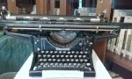 MAquina de escribir antigua