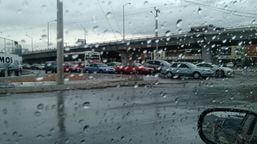 En un crucero tarde con lluvia Chihuahua