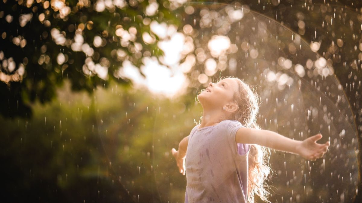 Llueve alegre, llueve&nbsp;afuera